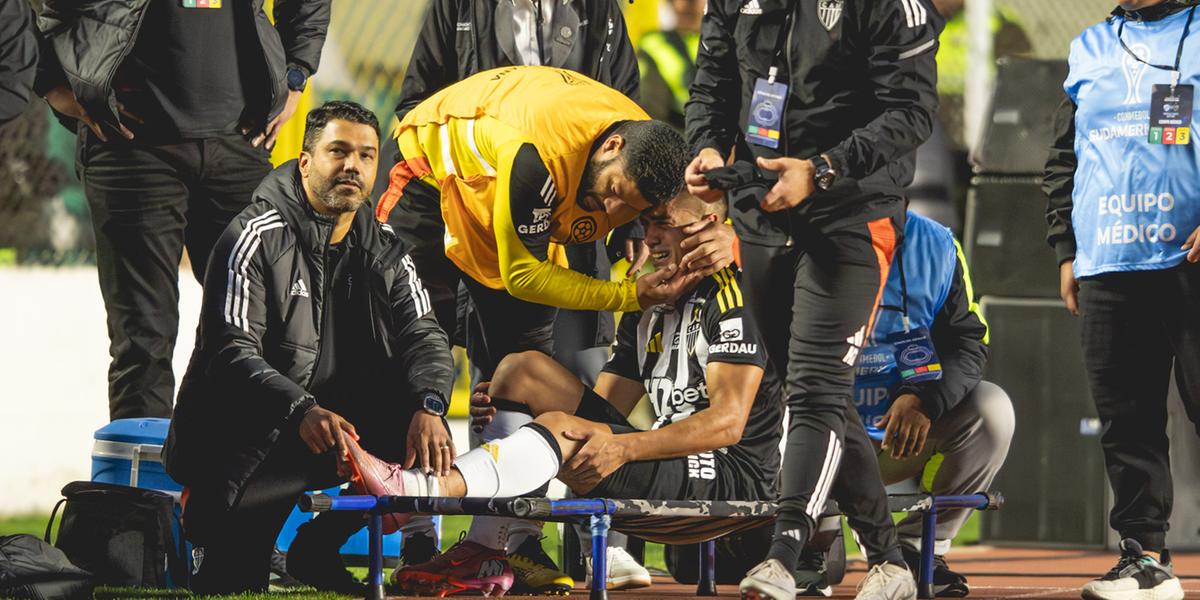 Cuello deixou o campo de maca, amparado por Hulk, e lesão preocupa o Atlético (Foto: Pedro Souza / Atlético)