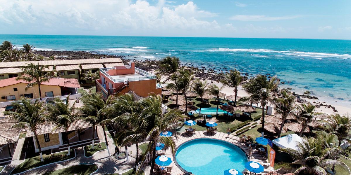 Para quem busca hospedagem e eventos à beira-mar, a Pousada & Restaurante Praia das Tartarugas, em Tabatinga, une culinária de frutos do mar, praia privativa e programação especial com noites gastronômicas (Divulgação)