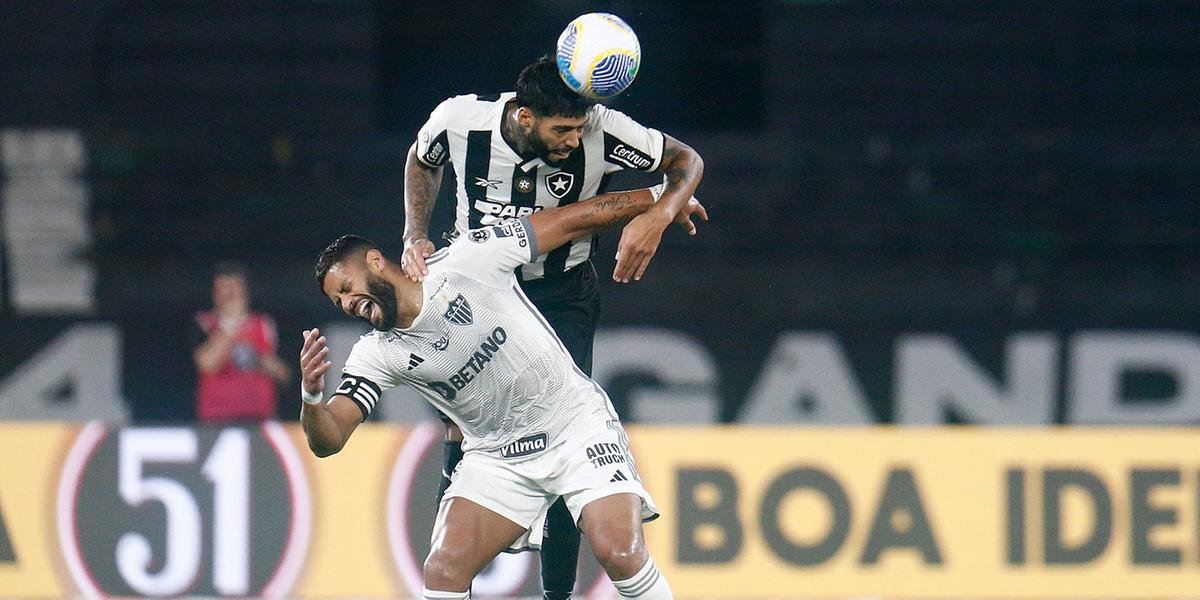 Hulk e Barbosa disputam a bola e um dos vários encontros entre os alvinegros nos últimos anos (Vitor Silva/Botafogo.)