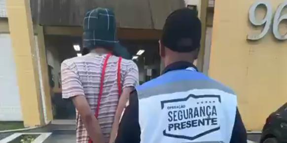 Fantasiado de Chaves, jovem de 24 anos foi preso em Miguel Pereira (RJ) com dois cigarros de maconha; vídeo viralizou nas redes sociais (Redes sociais/Reprodução)