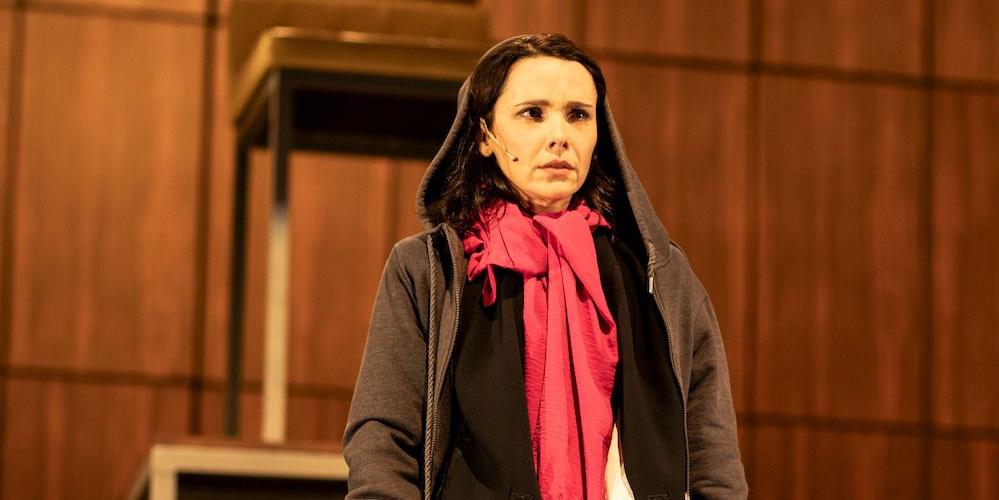 Débora Falabella vive a bem-sucedida advogada Tessa, experimenta o sucesso na profissão ao mesmo tempo que encara uma crise que a obriga a rever uma série de valores e princípios (João Caldas)