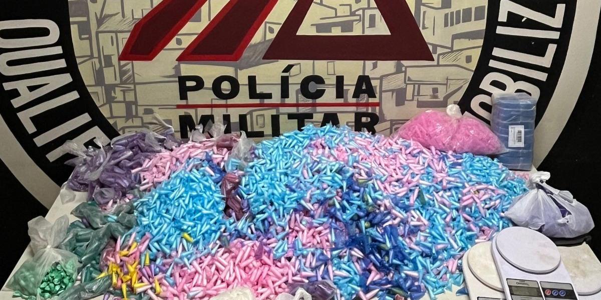 Droga foi localizada em uma área de mata, em tonéis (PMMG/Divulgação)