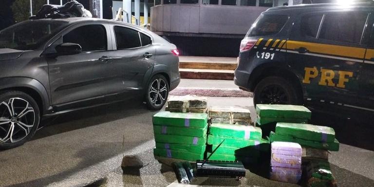 Carro e entorpecentes foram apreendidos pela PRF (Divulgação/ PRF)
