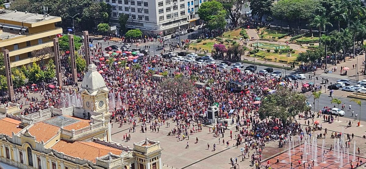 Após descer a avenida Amazonas rumo ao Centro, manifestação contra PEC da Blindagem e anistia chega à Praça da Estação e começou a dispersar (Rodrigo Tavares)