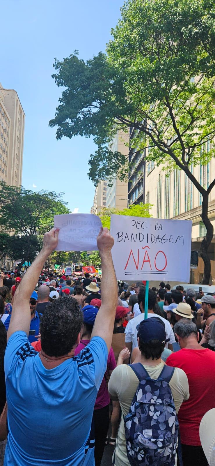 Manifestantes durante caminhada pelas ruas do Centro de BH (Rodrigo Tavares)