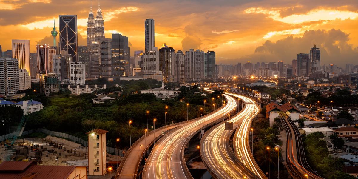 País asiático também guarda um atrativo urbano inigualável: cidades onde a história e a modernidade convivem, onde templos se misturam com arranha-céus e onde a vida noturna, a arte de rua e a gastronomia convidam a explorar uma cultura tão vibrante quanto diversa (Divulgação)