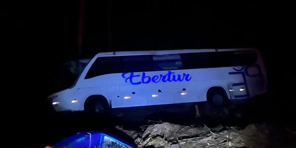 Ônibus desceu 20 metros em ribanceira na BR-262, em Manhuaçu, na Zona da Mata (Divulgação/ CBMMG)