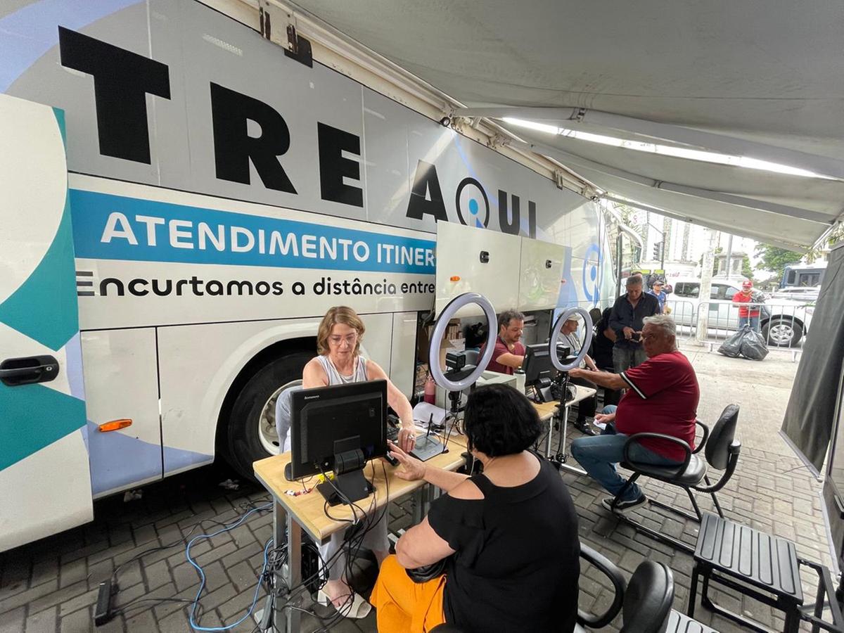 Eleitores fazendo o cadastramento biométrico no ônibus do TRE, na Praça 7, no Centro de BH (Valéria Marques/ Hoje em Dia)