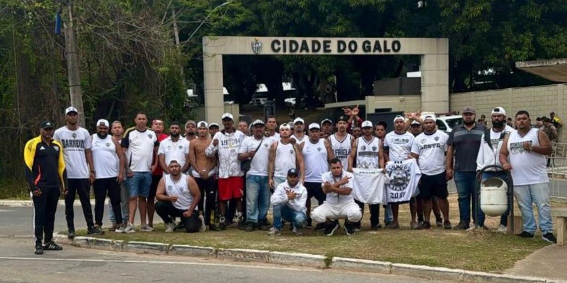 Organizada do Atlético protesta antes de duelo contra o Bolívar pela Sul-Americana (Reprodução / Instagram pipoca_presidentedagaloucura)