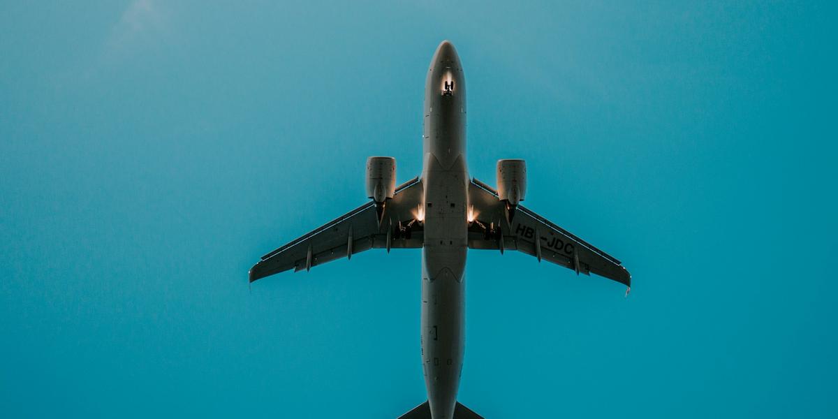 A movimentação de passageiros em voos nacionais atingiu a marca de 8,7 milhões de viajantes em agosto de 2025, representando o melhor resultado para o mês desde o início da série histórica e, também, o marco de 12 meses de crescimento contínuo no setor doméstico (Claudio Schwarz via Unsplash)