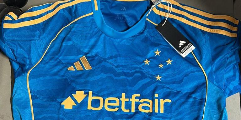 Camisa 3 do Cruzeiro volta a ter as estrelas soltas e poderá ser usada nos próximos dois jogos (Foto: Reprodução/Redes sociais)