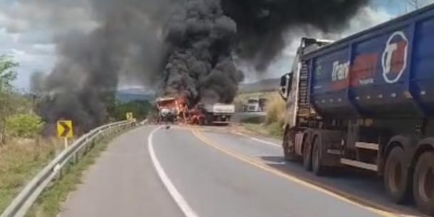 Carreta pegou fogo após batida com caminhonete e outro veículo de transporte de cargas, que também incendiaram (Reprodução/Vídeo CBMMG)