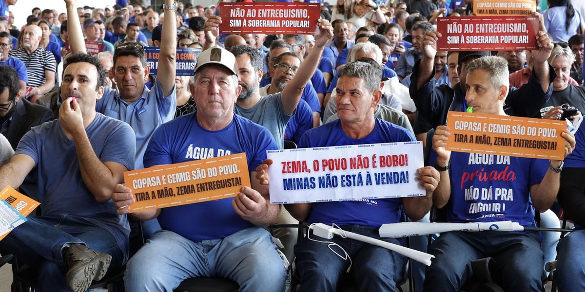 Com gritos de “Zema ladrão, a Copasa é do povão” e “fora Zema”, trabalhadores da Companhia de Saneamento de Minas Gerais (Copasa) e da Companhia Energética de Minas Gerais (Cemig) denunciaram possíveis impactos da privatização (Daniel Protzner)