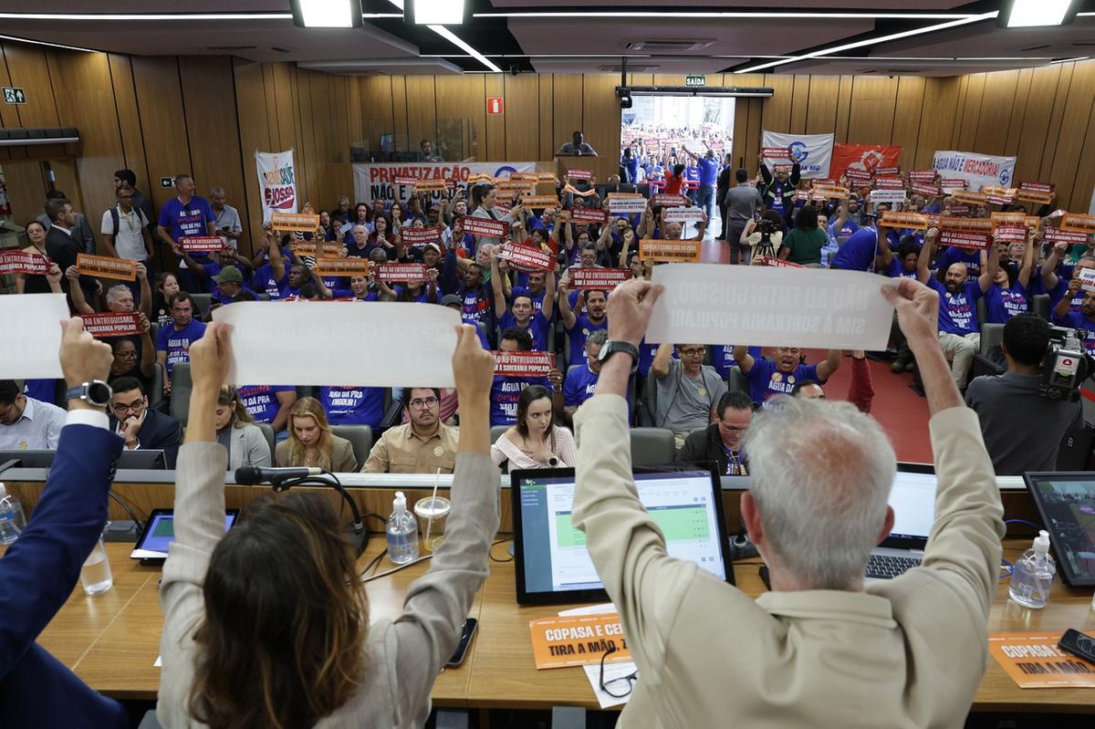 Em audiência pública, parlamentares e sindicalistas pontuaram que privatização da Cemig e da Copasa pode levar a precarização de serviços essenciais em Minas (Daniel Protzner)