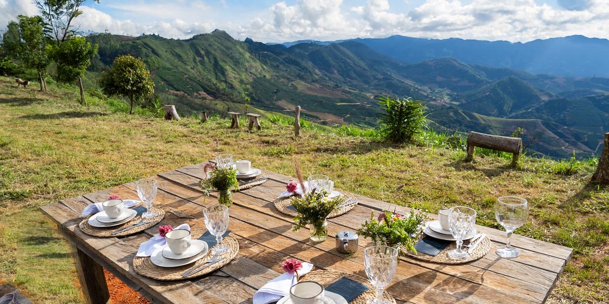 O cultivo do café, que acontece há cerca de 200 anos na região das Matas de Minas, é a principal atividade econômica do território, moldando a paisagem e permeando hábitos e referências culturais (Bruno/Caparaó Cristal)