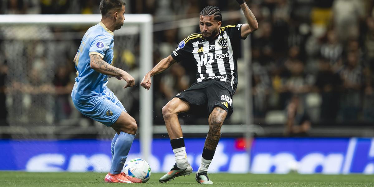 Lance que motivou a saída prematura do volante Alexsander da partida (Foto: Pedro Souza / Atlético)