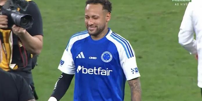 Neymar vestiu a camisa do Cruzeiro depois da partida contra o Santos no Mineirão (Reprodução: Premiere)