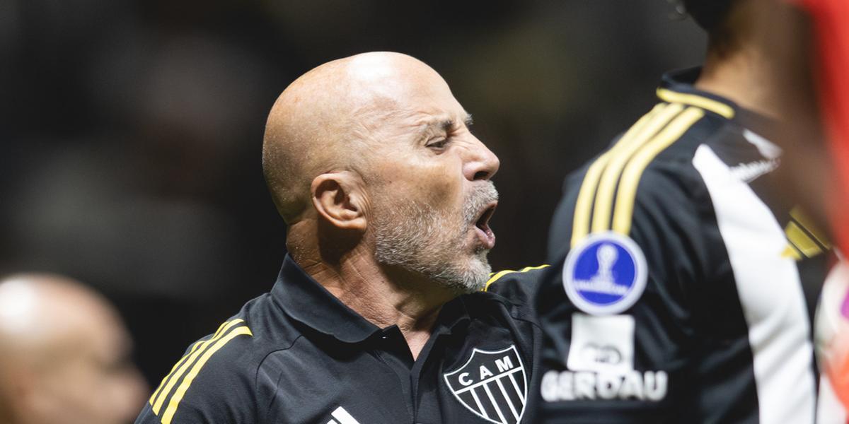 Sampaoli tirou peças importantes no 2º tempo e mudou a história do jogo (Pedro Souza)