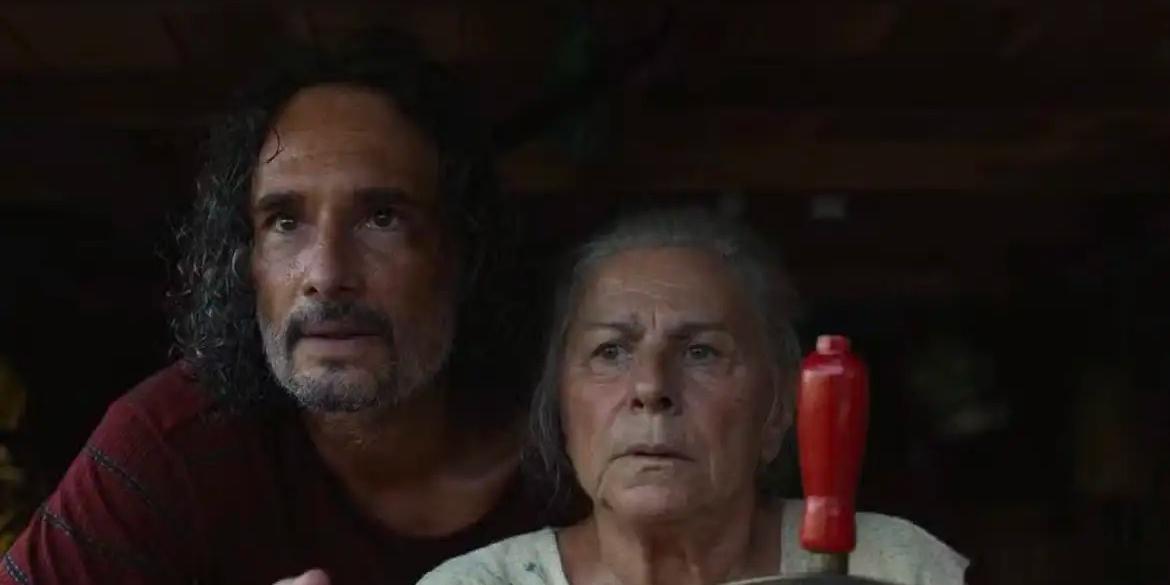 Atores Rodrigo Santoro e Denise Weinberg em cena de 'O último azul' (Guilhermo Garza/Desvia/Divulgação)