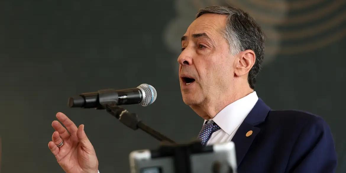 Durante discurso proferido na sessão desta tarde, a última do ministro à frente do Supremo, Barroso citou a polarização da sociedade na defesa de ideologias políticas e defendeu um “novo recomeço” (José Cruz/Agência Brasil)