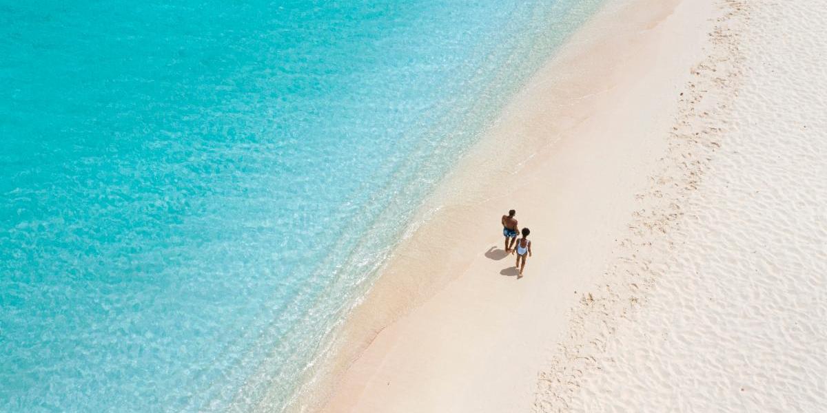 Entre outubro e março, Anguilla vive sua alta temporada. O clima é quente e estável, com médias em torno dos 30 °C, céu limpo e praias de água cristalina (Anguilla Tourist Board)