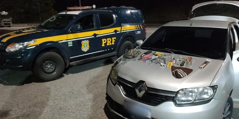 Operação de combate ao crime apreendeu um automóvel e grande quantidade de ferramentas - localizadas no interior do veículo -, que foram encaminhados à Polícia Judiciária (PRF/Divulgação)