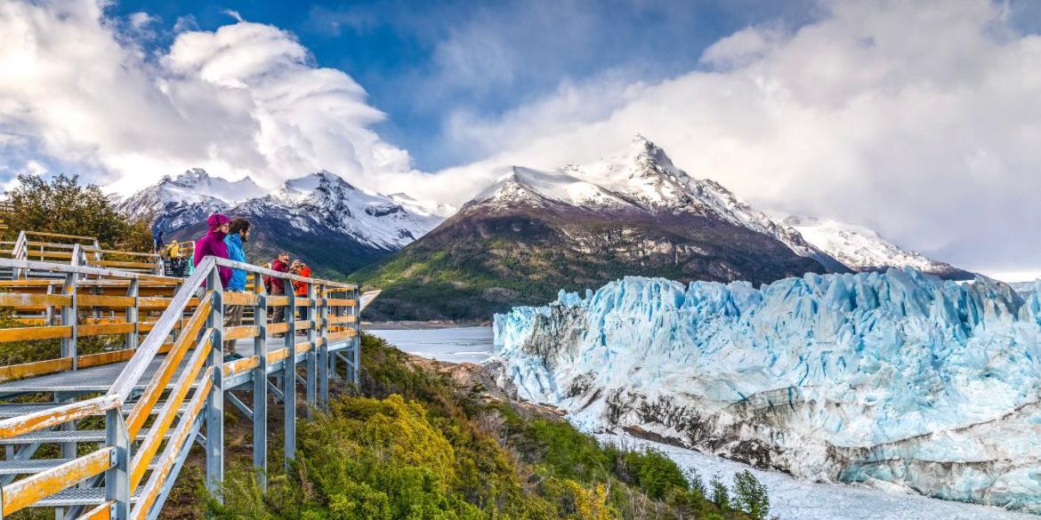 O Glaciar Perito Moreno, em El Calafate, é o principal atrativo da Patagônia argentina e proporciona experiências de contemplação, passeios de barco e até caminhada sobre o gelo (Divulgação)
