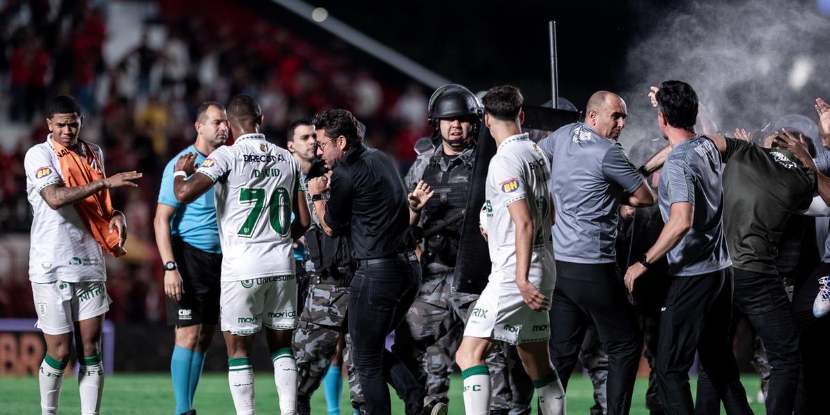 Jogadores do América receberam spray de pimenta da polícia após o término da partida (Flickr América)