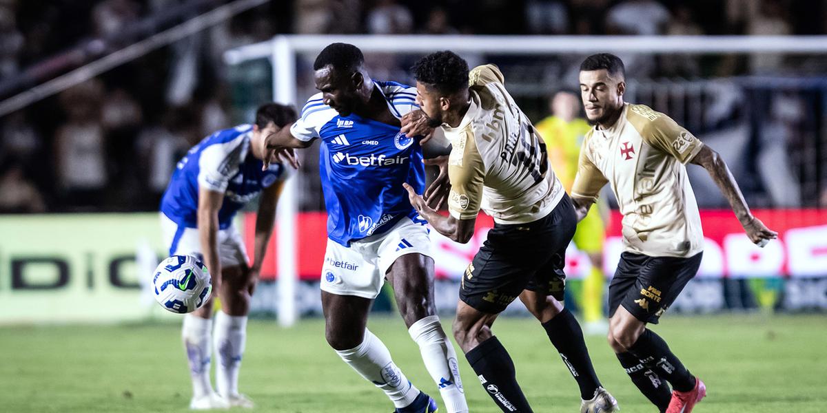 Cruzeiro, de Bolasie, venceu o Vasco, de Coutinho, no primeiro turno, em Uberlândia (Foto: Gustavo Aleixo/Cruzeiro)