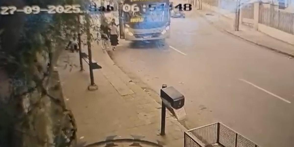 Imagens de câmera de segurança mostram o momento em que vítima é arremessada na calçada (Reprodução)