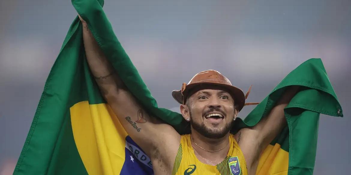 Petrúcio Ferreira (foto) chegou ao penta nos 100 metros T47 (deficiência nos membros superiores), enquanto Beth Gomes alcançou o tetra no lançamento de disco F53 (atletas que competem sentados) (Cris Mattos/CPB)