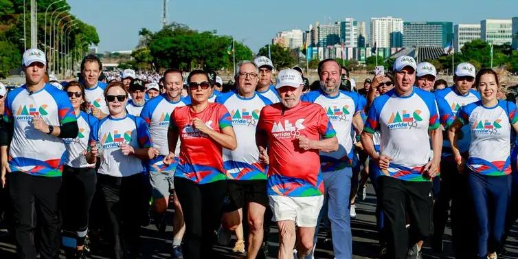 Participando da corrida, presidente Lula destacou o poder de políticas públicas educacionais fortes para um país. (© Ricardo Stuckert)