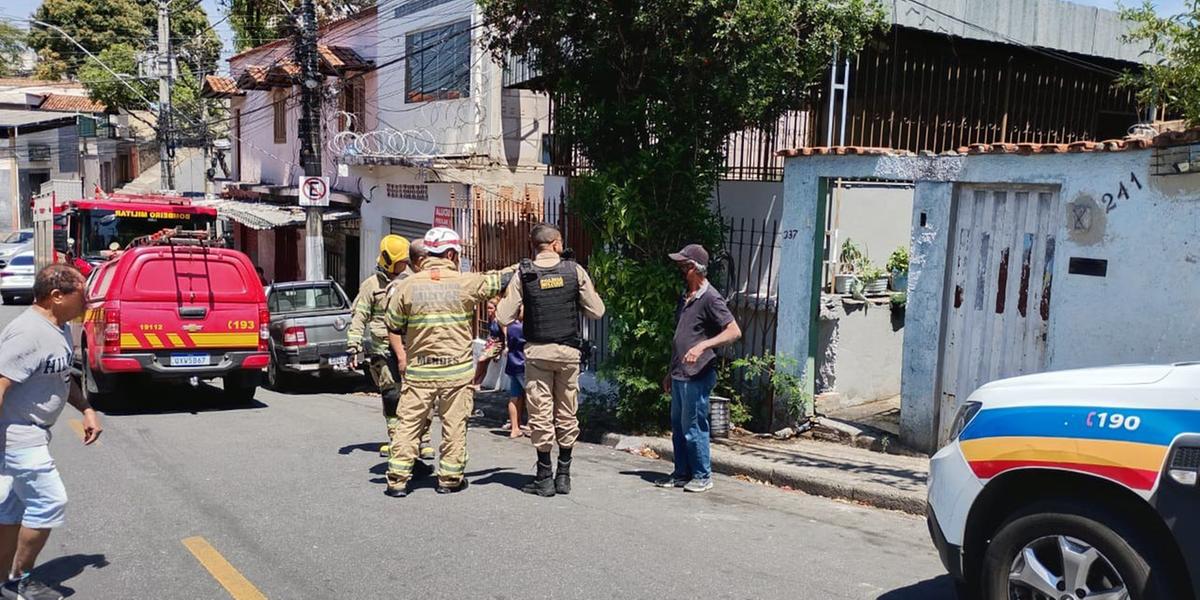 Incêndio atingiu casa no bairro Santa Cruz, em BH; moradores detiveram uma mulher suspeita de provocar as chamas (Divulgação/CBMMG)