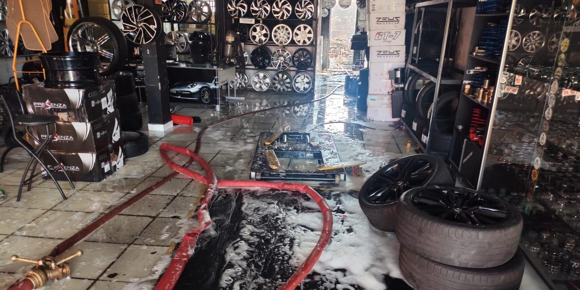 Incêndio destruiu parte de uma loja de pneus em Uberlândia e mobilizou 15 militares; ninguém ficou ferido (Corpo de Bombeiros/Divulgação)