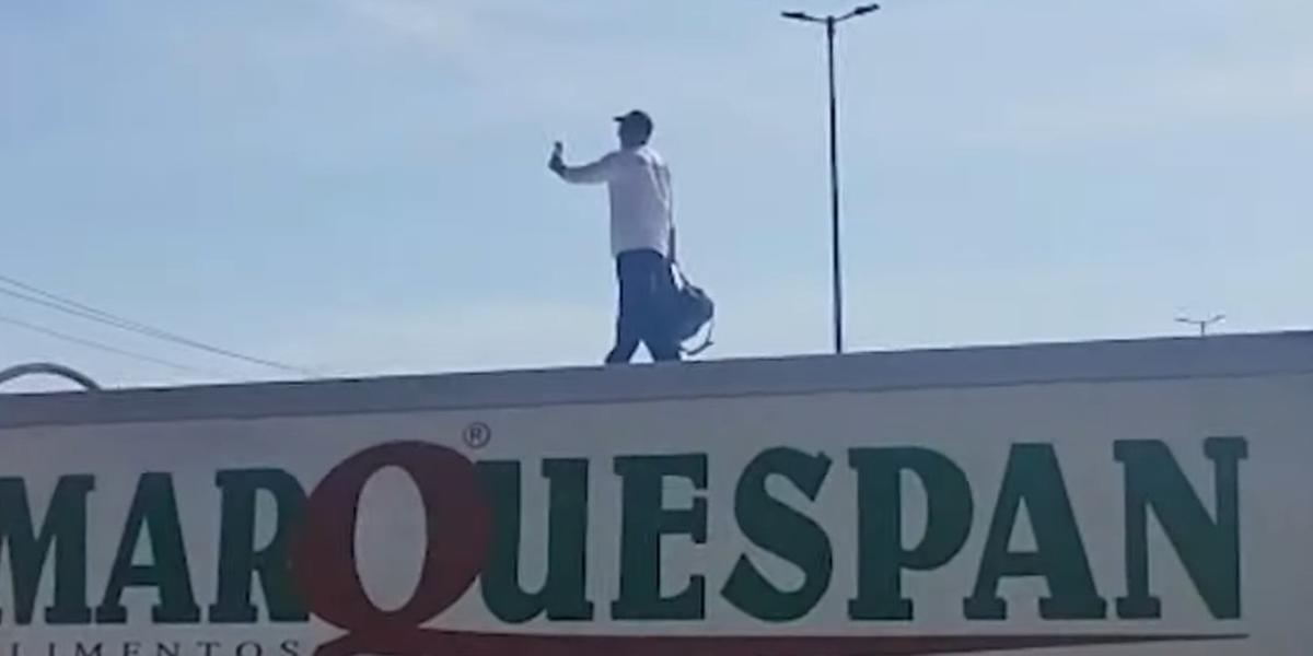 Motorista deixou caminhão atravessado e subiu no baú com um celular e um galão de combustível (Reprodução/ Redes Sociais)