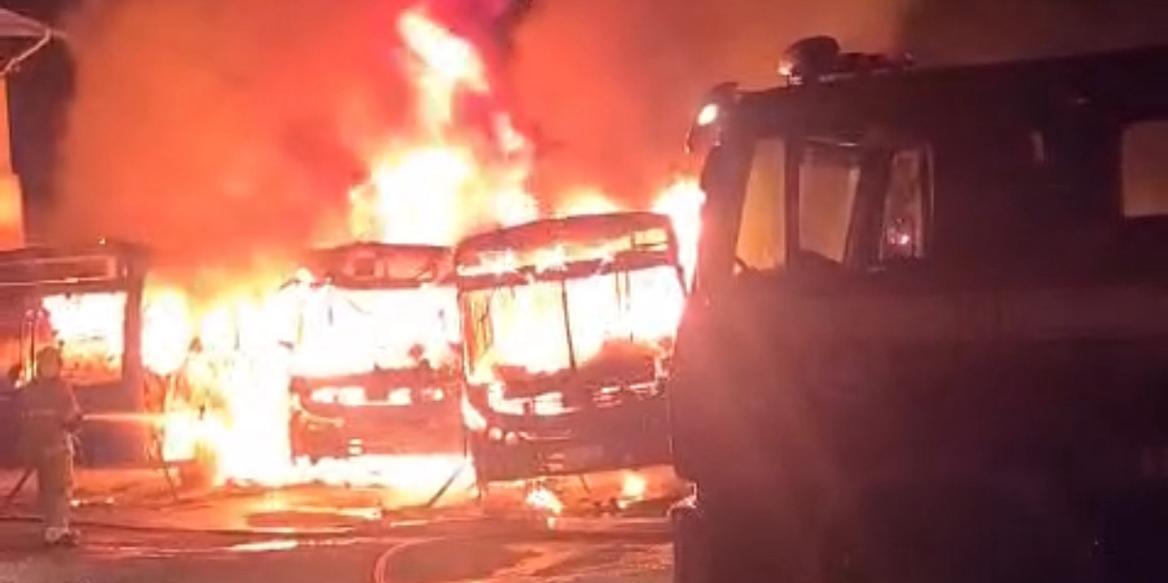 Garagem de ônibus pegou fogo em Ponte Nova, na Zona da Mata (Reprodução/ Redes Sociais)