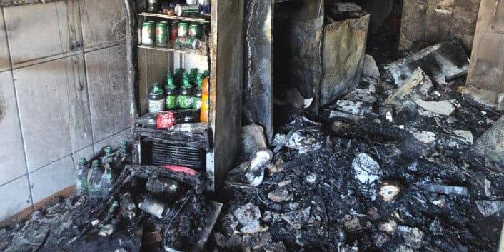 Bombeiros controlaram incêndio após explosão em restaurante no centro de Sabará; duas pessoas ficaram feridas e uma criança inalou fumaça (Corpo de Bombeiros/Divulgação)