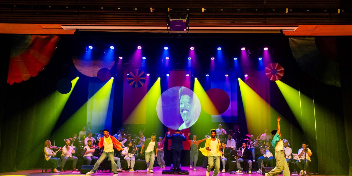Com mais de 40 artistas no palco, a apresentação mistura orquestra, vozes, balé e teatro para homenagear o ícone da MPB (Eduardo Hargreaves)