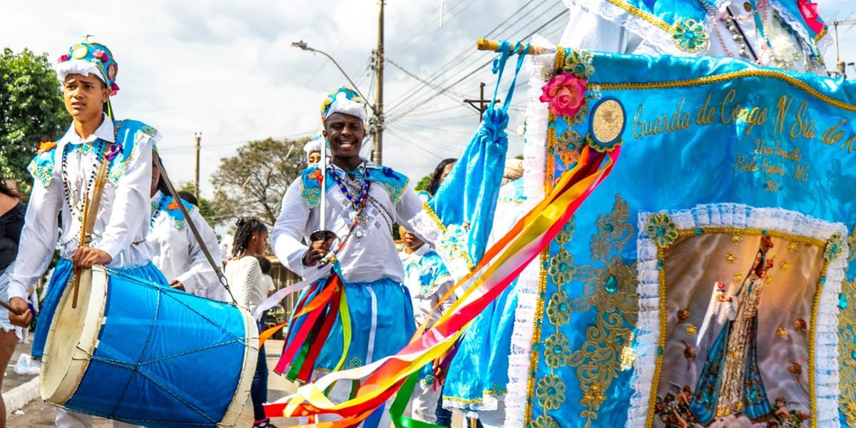 Projeto tem como proposta aproximar o público das tradições do congado e do universo percussivo mineiro; na foto, a Guarda de Congo Nossa Senhora do Rosário (Divulgação)