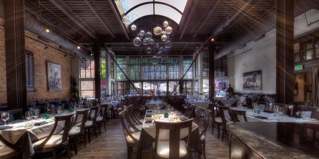 Restaurantes e bares de Park City oferecem experiências gastronômicas que valorizam ingredientes locais e tradição culinária em cenários que vão das montanhas ao centro histórico (Divulgação)