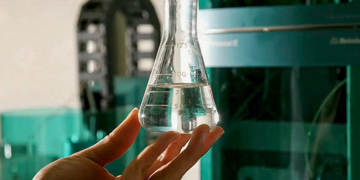 Substância é um dos principais insumos da indústria química. Utilizado como matéria-prima para sintetizar produtos como solventes, conta com uma regulamentação bastante rígida com relação a sua produção (Biodiesel Brasil)