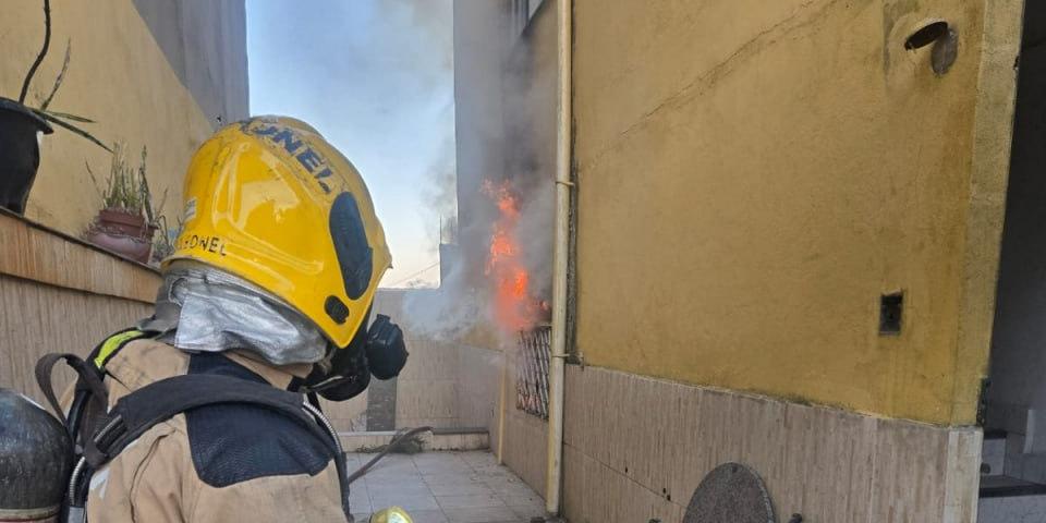 Chamas altas e muita fumaça em residência do bairro Jardim Leblon (Corpo de Bombeiros/Divulgação)