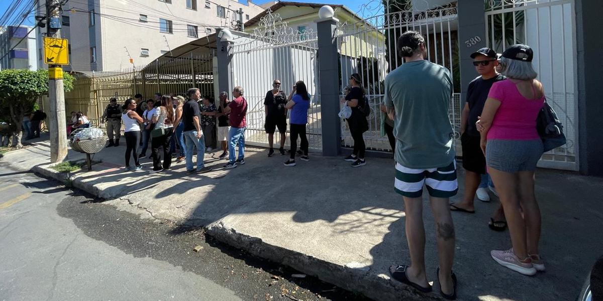 Manifestantes se reuniram na rua Castelo de Beira nesta terça-feira (30) (Valéria Marques/ Hoje em Dia)
