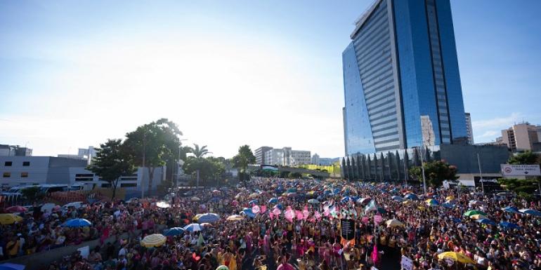 Com raízes nas manifestações populares espontâneas, o Carnaval de Belo Horizonte é reconhecido pela essência democrática e plural, que atrai milhões de foliões e se espalha por todas as regiões da cidade (Área de Serviço)