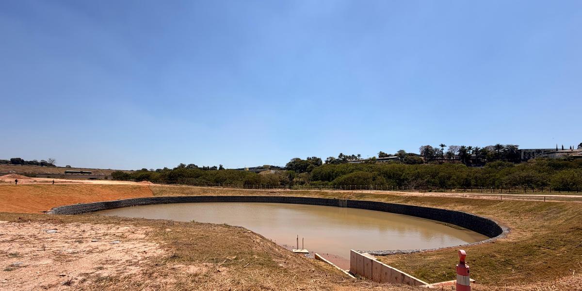 Nova bacia de contenção com capacidade para 16 milhões de litros de água promete pôr fim aos alagamentos históricos no entorno do Aeroporto da Pampulha (Motiva / Divulgação)