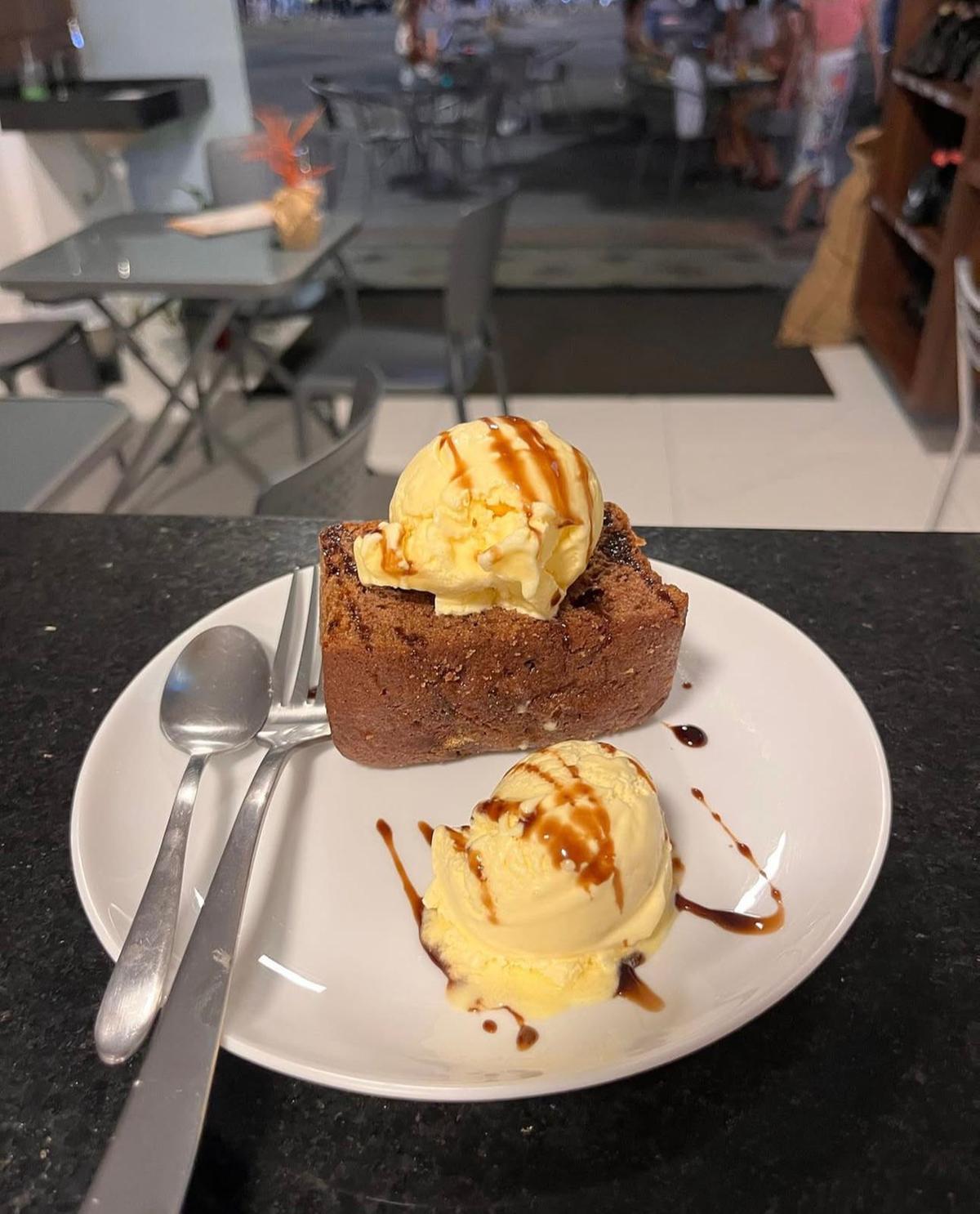 Sobremesa servida na Santiago Cafeteria, que traz cafés especiais produzidos e torrados na própria fazenda da família (Reprodução/Instagram)