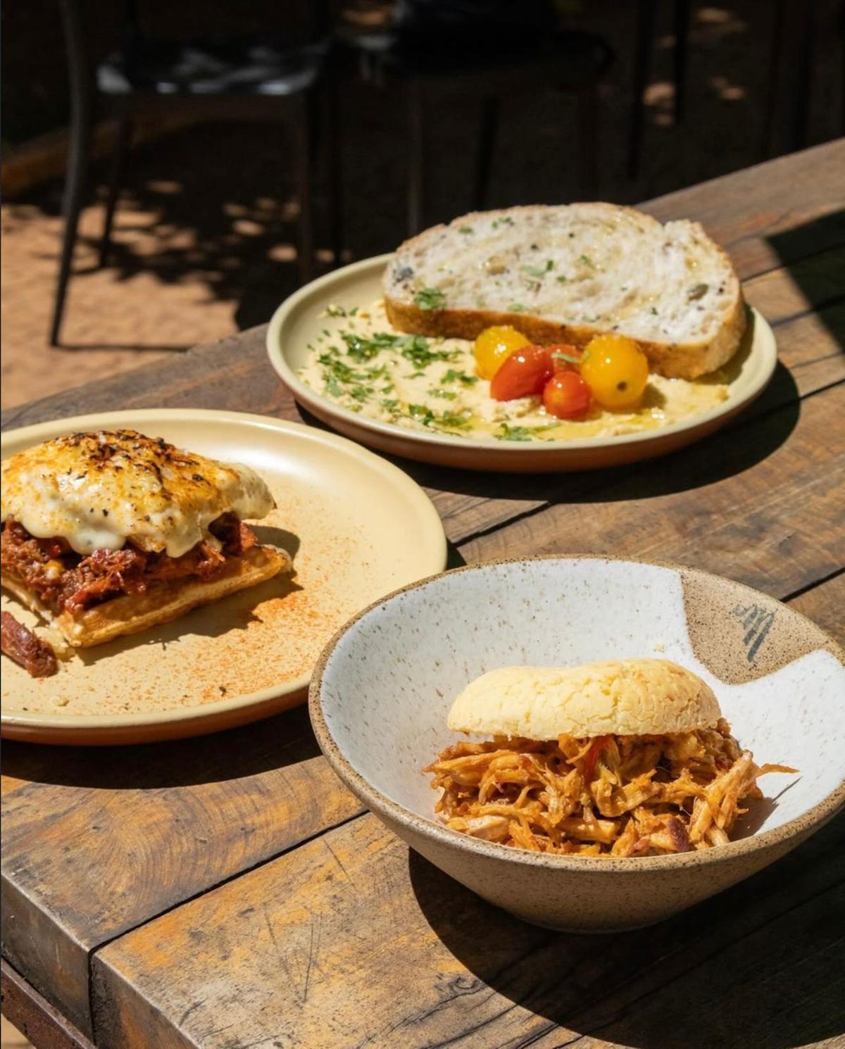 Opções de brunch servidas no Café Magrí, localizado no Parque do Palácio das Mangabeiras, com vista para a Serra do Curral (Reprodução/Instagram)