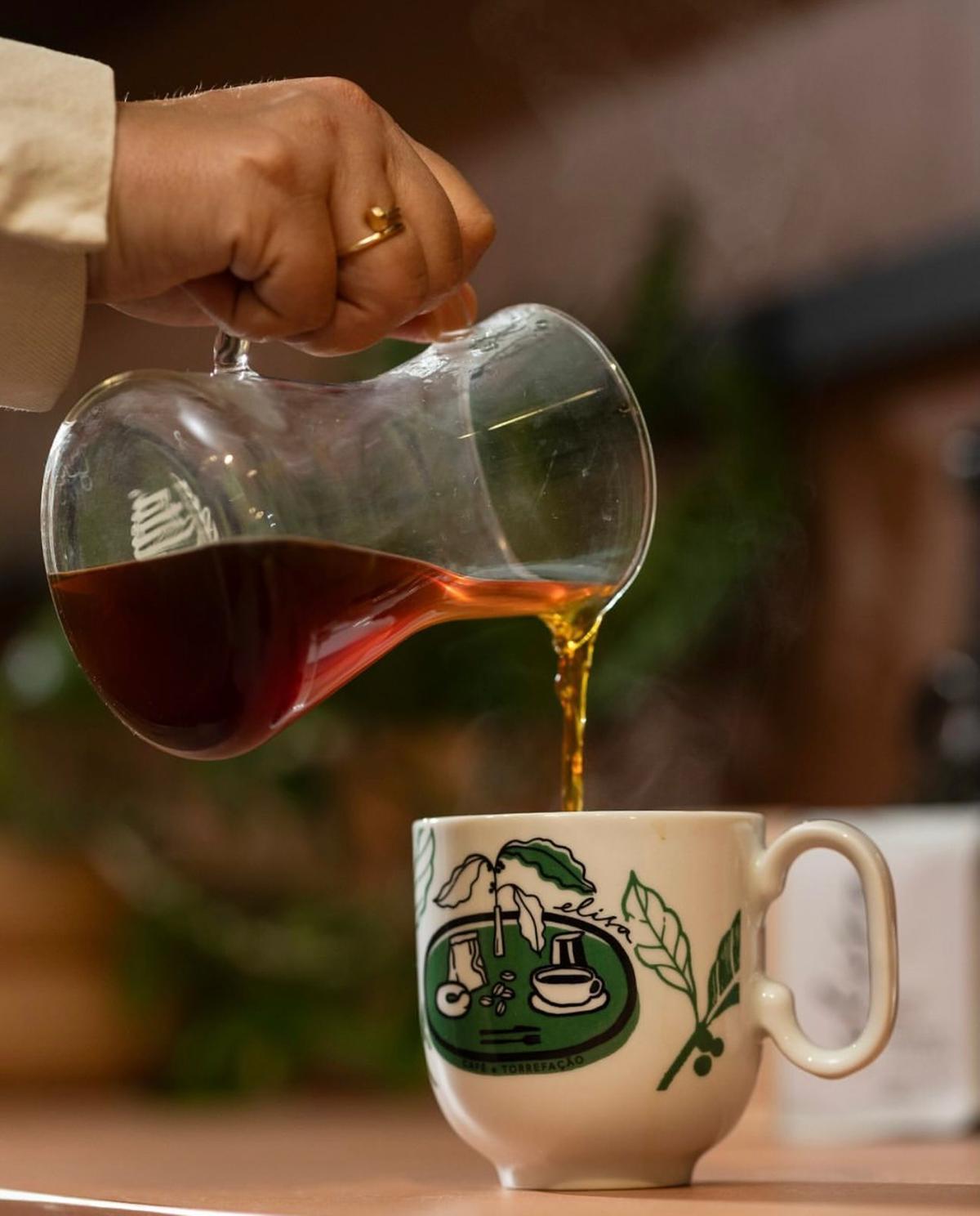 Café sendo servido no Elisa, espaço que valoriza grãos amazônicos e mineiros em experiências de degustação e workshops (Reprodução/Instagram)