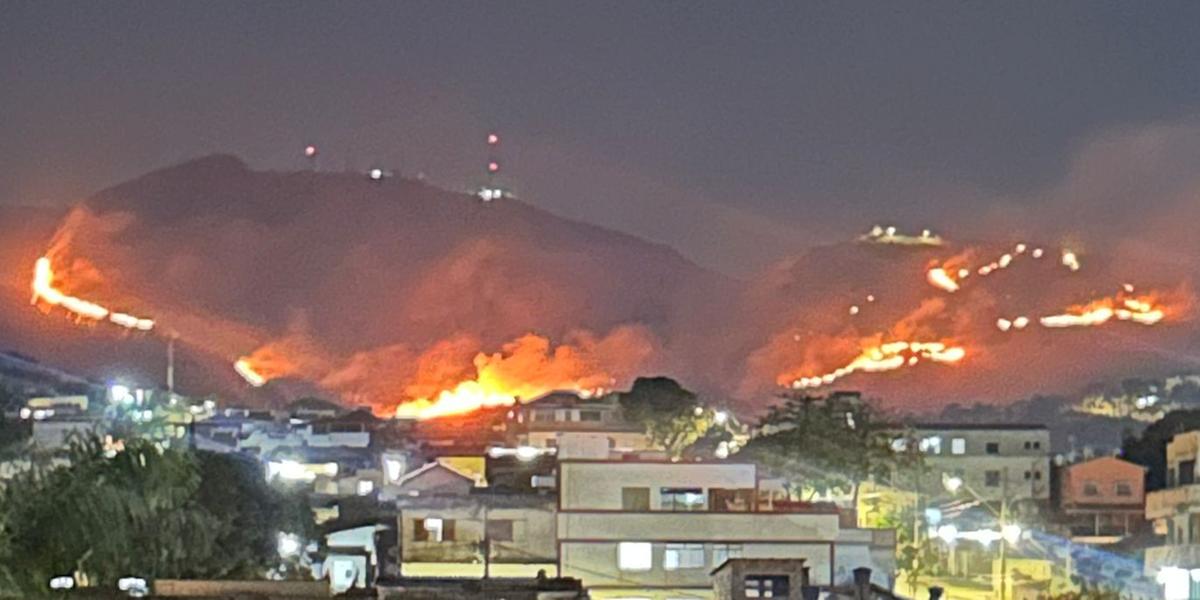 Incêndio começou pela manhã e mobiliza três aeronaves do Corpo de Bombeiros (Carla Astoni: Reprodução)
