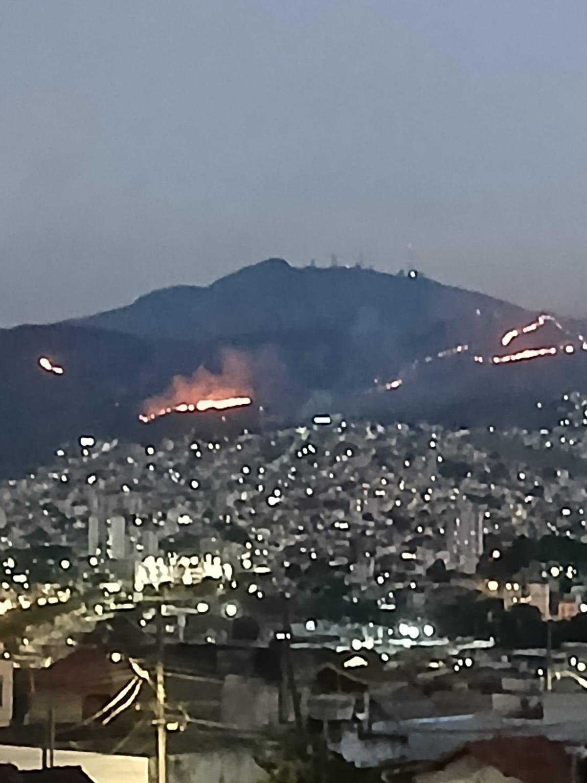 Fogo consome a vegetação desde a notie de terça (Redes Sociais/Reprodução)